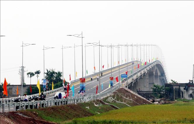 Trong ảnh: Cầu Thịnh Long vượt sông Ninh Cơ nối hai huyện Nghĩa Hưng và Hải Hậu, tỉnh Nam Định trong ngày khánh thành. Ảnh: Văn Đạt - TTXVN

