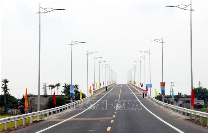Trong ảnh: Cầu Thịnh Long vượt sông Ninh Cơ nối hai huyện Nghĩa Hưng và Hải Hậu, tỉnh Nam Định trong ngày khánh thành. Ảnh: Văn Đạt - TTXVN



