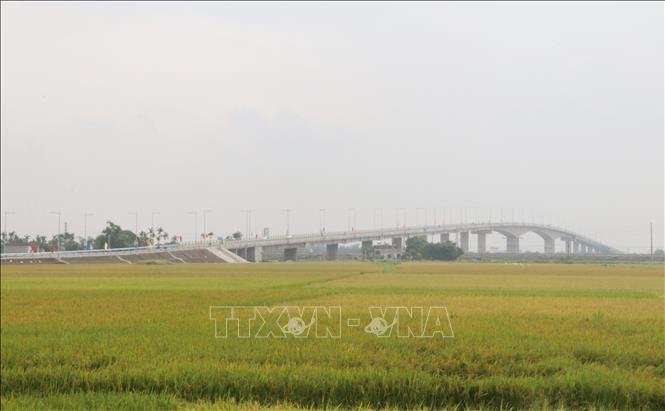 Trong ảnh: Cầu Thịnh Long vượt sông Ninh Cơ nối hai huyện Nghĩa Hưng và Hải Hậu, tỉnh Nam Định trong ngày khánh thành. Ảnh: Văn Đạt - TTXVN

