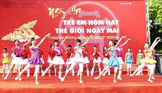 Trong ảnh: Thiếu nhi quận Hoàn Kiếm (Hà Nội) biểu diễn văn nghệ trong Ngày hội 