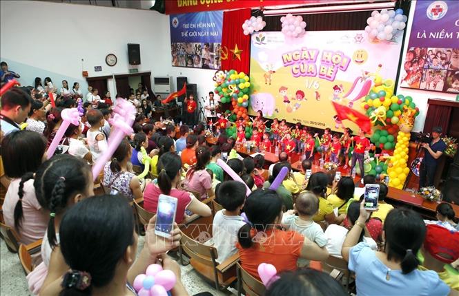 Trong ảnh: Trẻ em tại Bệnh viện Nhi Trung ương (Hà Nội) vui chơi trong ngày Quốc tế thiếu nhi 1/6/2018. Ảnh: Dương Ngọc - TTXVN