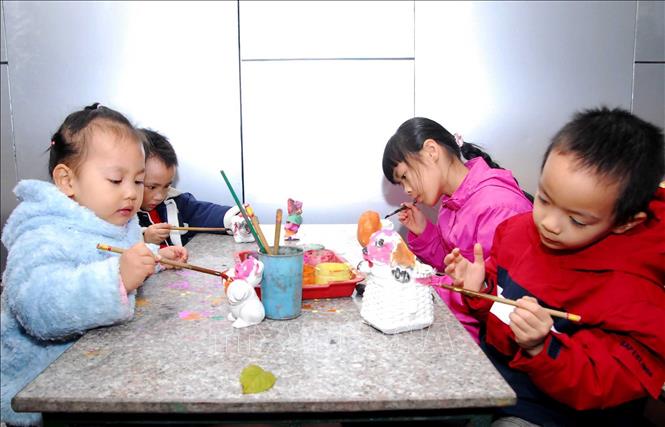 Trong ảnh: Trẻ em tập tô tượng tại Cung Thiếu nhi Hà Nội. Ảnh: Bích Ngọc - TTXVN