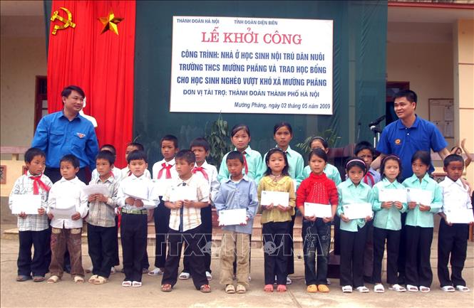 Trong ảnh: Thành đoàn Hà Nội trao học bổng cho học sinh Trường Tiểu học Mường Phăng, huyện Điện Biên, tỉnh Điện Biên. Ảnh: Đình Trân - TTXVN