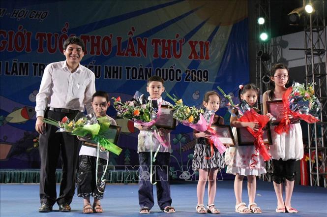 Trong ảnh: Trao giải vẽ tranh thiếu nhi toàn quốc 2009 nhân ngày Quốc tế thiếu nhi 1/6/2009, tại Hà Nội. Ảnh: Phương Hoa - TTXVN