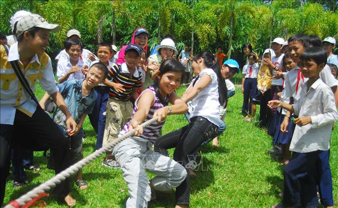 Trong ảnh: Thiếu nhi TP Cần Thơ tham gia trò chơi kéo co nhân dịp Tết thiếu nhi 1/6 và hưởng ứng Tháng hành động vì trẻ em “Chung tay góp sức vì trẻ em nghèo” năm 2009. Ảnh: Thanh Vũ - TTXVN