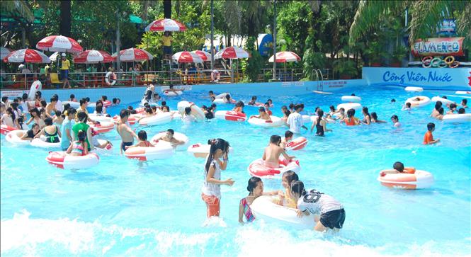 Trong ảnh: Thiếu nhi vui chơi tại Công viên nước Đầm Sen (TP Hồ Chí Minh) trong dịp Tết thiếu nhi 1/6/2009. Ảnh: Phương Vy-TTXVN