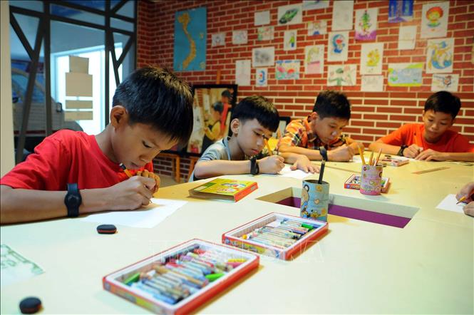 Trong ảnh: Thiếu nhi TP Hồ Chí Minh tham gia vẽ tranh tại Ngày hội “Kết nối yêu thương – cùng em vui hè” nhân dịp Tết thiếu nhi 1/6/2016. Ảnh: An Hiếu - TTXVN