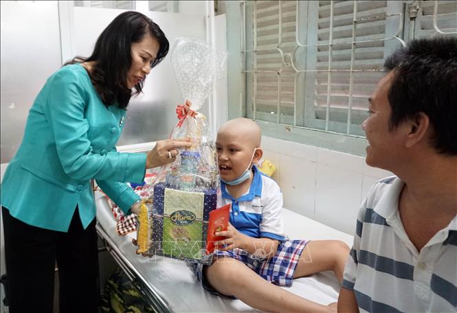 Trong ảnh: Phó Chủ tịch UBND Thành phố Hồ Chí Minh Nguyễn Thị Thu tặng quà cho bệnh nhi đang điều trị tại Bệnh viện Nhi đồng nhân ngày Quốc tế thiếu nhi 1/6/2017. Ảnh: Phương Vy-TTXVN