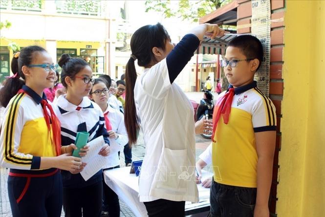 Trong ảnh: Nhân viên y tế kiểm tra sức khoẻ miễn phí cho học sinh Trường Tiểu học Trưng Trắc, quận Hai Bà Trưng, Hà Nội (2/11/2015). Ảnh: Dương Ngọc – TTXVN
