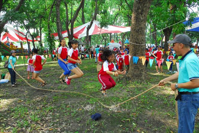 Trong ảnh: Các em nhỏ tham gia các hoạt động trong chương trình Ngày hội thiếu nhi “Chung một ước mơ”. Ảnh: Mạnh Linh-TTXVN