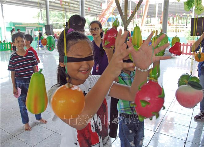 Trong ảnh: Thiếu nhi vui chơi tại Khu du lịch văn hóa Suối Tiên, Thành phố Hồ Chí Minh trong ngày Quốc tế thiếu nhi 1/6/2017. Ảnh: Mạnh Linh-TTXVN