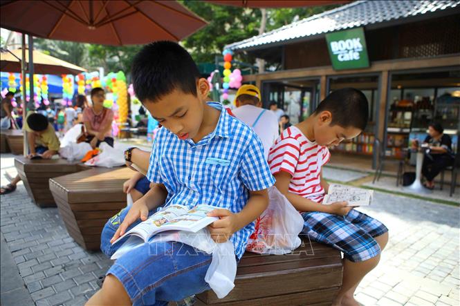 Trong ảnh: Thiếu nhi Hà Nội tìm đọc những cuốn sách ưng ý tại Hội sách thiếu nhi nhân ngày Quốc tế thiếu nhi 1/6/2017. Ảnh: Minh Quyết – TTXVN