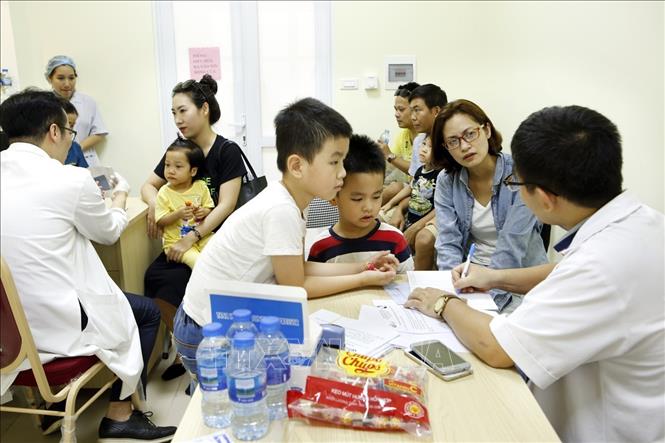 Trong ảnh: Bệnh viện Hữu nghị Việt Đức tổ chức khám sàng lọc và tư vấn miễn phí các bệnh lý ngoại khoa cho trẻ em nhân ngày Quốc tế thiếu nhi 1/6/2019. Ảnh: Dương Ngọc - TTXVN