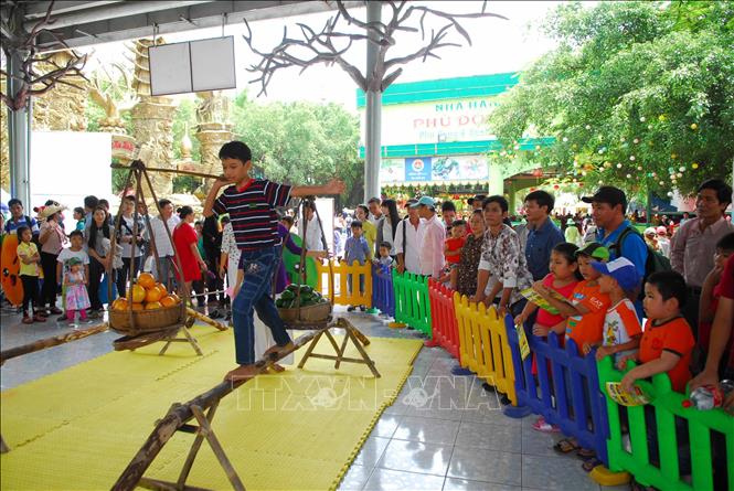 Trong ảnh: Thiếu nhi vui chơi tại Khu du lịch văn hóa Suối Tiên, Thành phố Hồ Chí Minh trong ngày Quốc tế thiếu nhi 1/6/2017. Ảnh: Mạnh Linh-TTXVN