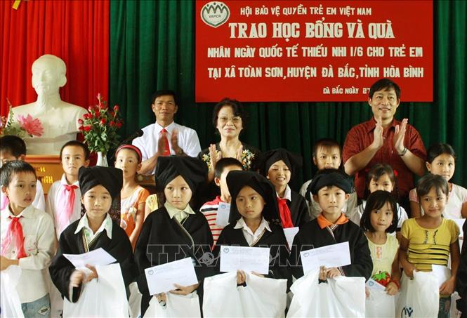 Trong ảnh: Trao học bổng và quà cho thiếu nhi xã Toàn Sơn, huyện Đà Bắc (Hoà Bình) nhân dịp Tết thiếu nhi 1/6/2010. Ảnh: Dương Ngọc – TTXVN
