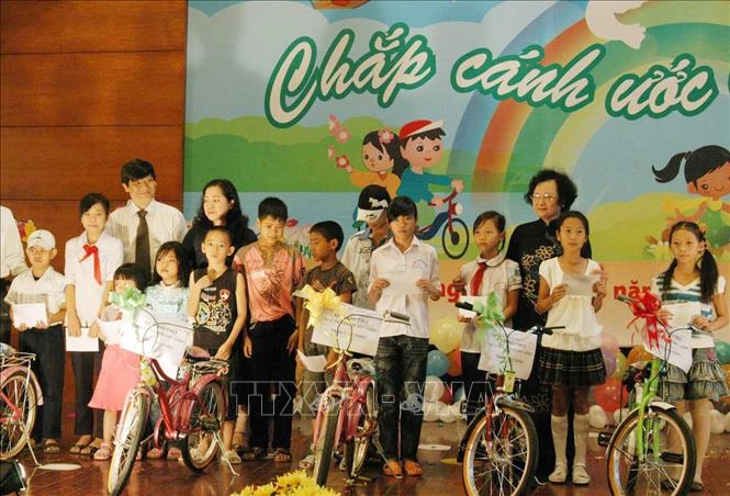 Trong ảnh: Hội Phòng chống HIV/AIDS Việt Nam phối hợp với Tổ chức CARE Quốc tế tổ chức chương trình Chắp cánh ước mơ giao lưu, tặng quà cho hơn 200 trẻ em nhiễm và chịu ảnh hưởng bởi HIV/AIDS của 11 tỉnh, thành phố có hoàn cảnh đặc biệt khó khăn trong dịp Tết thiếu nhi 1/6/2009. Ảnh: Dương Ngọc - TTXVN
