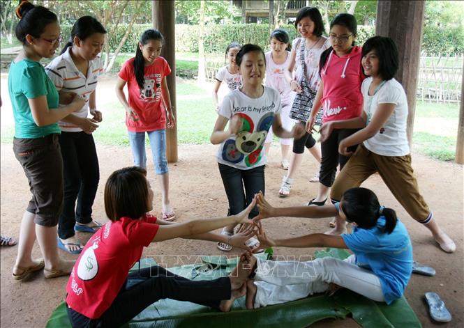 Trong ảnh: Thiếu nhi tham gia những trò chơi dân gian của mỗi nước tại chương trình “Làm quen với Đông Nam Á” nhân dịp Tết thiếu nhi 1/6/2011. Ảnh: Nhật Anh-TTXVN