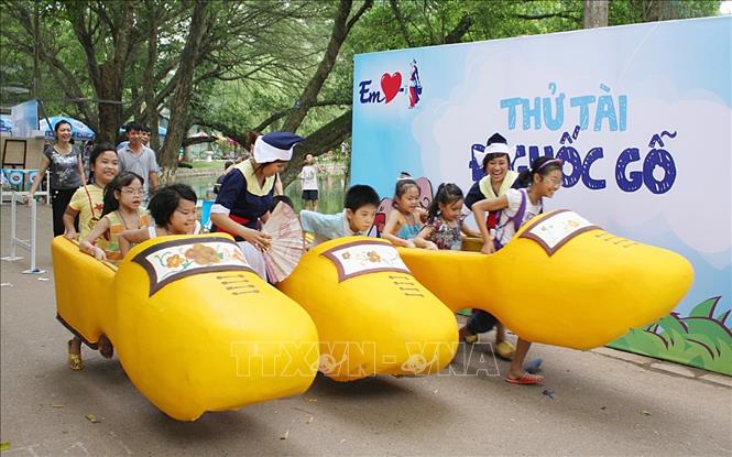 Trong ảnh: Thiếu nhi Hà Nội tham gia các trò chơi trong ngày hội “Ngày của em” ở Công viên Bách Thảo dịp Tết thiếu nhi 1/6/2010. Ảnh: Hoàng Mạnh Hùng – TTXVN