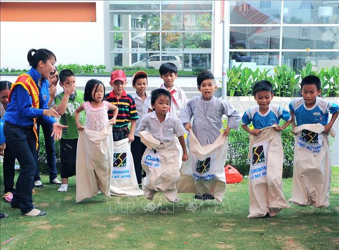 Trong ảnh: Thiếu nhi TP Hồ Chí Minh tham gia trò chơi tại ngày hội “Hướng về trẻ em” trong dịp Tết thiếu nhi 1/6/2010. Ảnh: Kim Phương-TTXVN