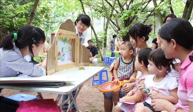 Trong ảnh: Hướng dẫn viên đang kể truyện tranh thế giới cho thiếu nhi trong chương trình “Kết nối bè bạn” tại Bảo tàng Dân tộc học Việt Nam nhân dịp Tết thiếu nhi 1/6/2010. Ảnh: Hoàng Mạnh Hùng- TTXVN