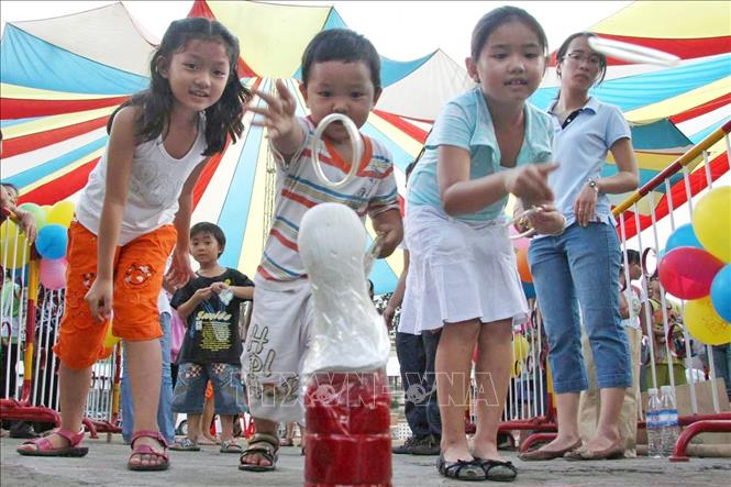 Trong ảnh: Thiếu nhi TP Hồ Chí Minh tham gia các hoạt động vui chơi trong ngày Quốc tế thiếu nhi 1/6/2009. Ảnh: Tràng Dương-TTXVN