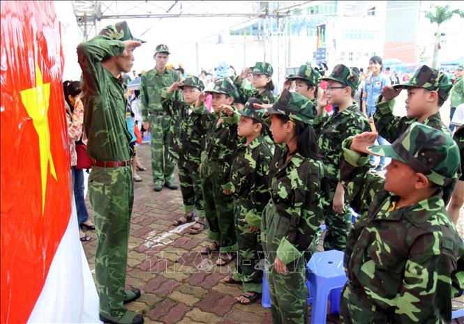 Trong ảnh: Thiếu nhi thử sức làm chiến sĩ trong 