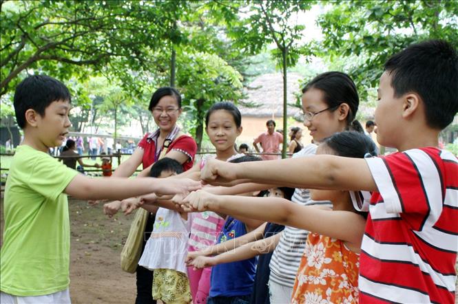 Trong ảnh: Thiếu nhi Hà Nội chơi trò “giấu vật” trong chương trình “Kết nối bè bạn” tại Bảo tàng Dân tộc học Việt Nam nhân dịp Tết thiếu nhi 1/6/2010. Ảnh: Hoàng Mạnh Hùng- TTXVN