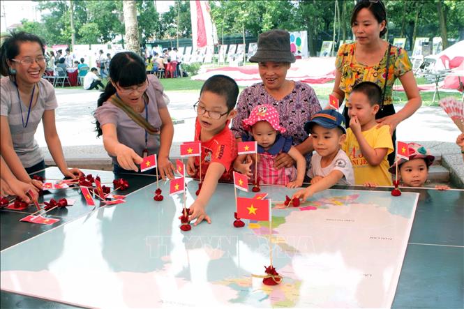 Trong ảnh: Thiếu nhi tham gia thi cắm cờ định vị các hòn đảo của Việt Nam trong chương trình “Biển đảo quê hương em” ở Bảo tàng Dân tộc học Việt Nam (Hà Nội) dịp Tết thiếu nhi 1/6/2014. Ảnh: Nguyễn Thủy - TTXVN