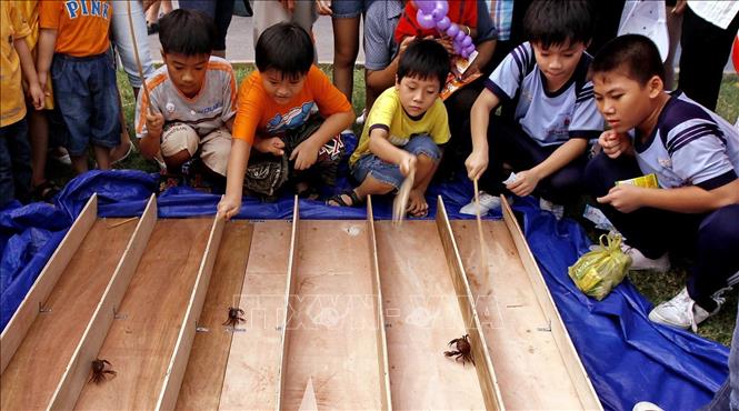 Trong ảnh: Thiếu nhi vui chơi các trò chơi truyền thống dân tộc tại Khu đô thị mới Phú Mỹ Hưng (TP Hồ Chí Minh) trong ngày Quốc tế thiếu nhi 1/6/2013. Ảnh: Thế Anh-TTXVN