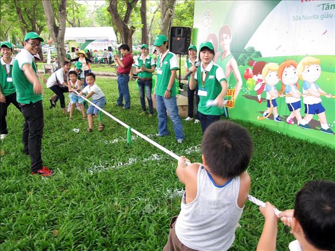 Trong ảnh: Thiếu nhi TP Hồ Chí Minh tham gia các trò chơi vận động tại Ngày hội chăm sóc sức khỏe tuổi thơ nhân dịp Tết thiếu nhi 1/6/2011. Ảnh: Thế Anh-TTXVN
