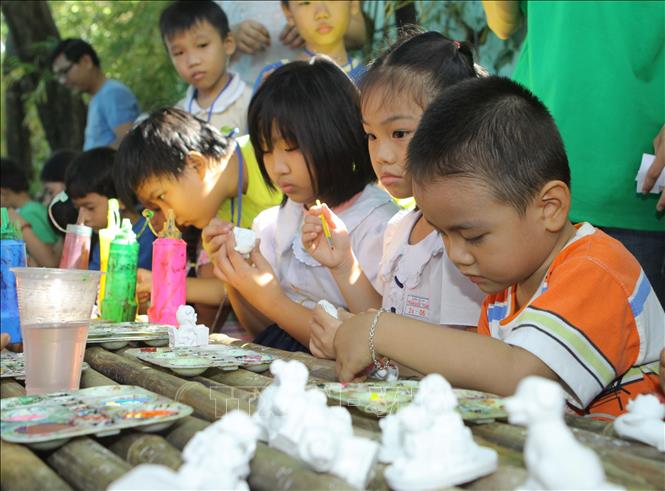 Trong ảnh: Thiếu nhi thành phố Hồ Chí Minh tham gia các trò chơi tại Ngày hội tuổi thơ dịp Tết thiếu nhi 1/6/2013. Ảnh: Thanh Vũ – TTXVN
