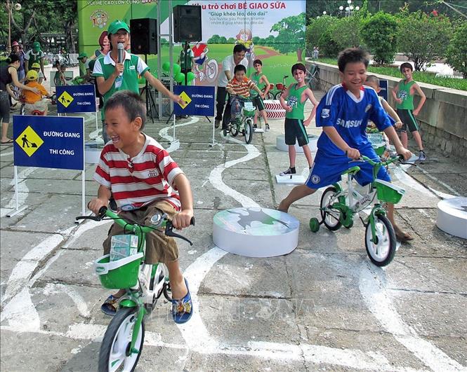 Trong ảnh: Thiếu nhi TP Hồ Chí Minh tham gia trò chơi vận động rèn luyện sức khỏe, trí thông minh nhân dịp Tết thiếu nhi 1/6/2011. Ảnh: Thế Anh-TTXVN