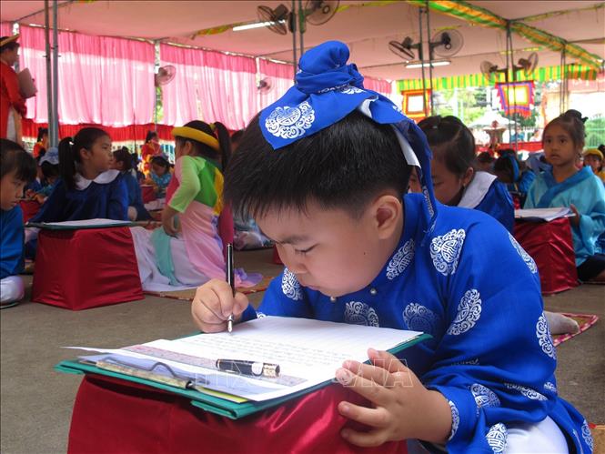 Trong ảnh: Thiếu nhi Bến Tre tham dự hội thi “Văn hay – Sử rõ” nhân ngày Quốc tế thiếu nhi 1/6 và Tháng hành động vì trẻ em năm 2014. Ảnh: Trần Thị Thu Hiền – TTXVN