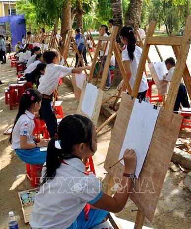 Trong ảnh: Thiếu nhi tham gia cuộc thi vẽ tranh với chủ đề: 
