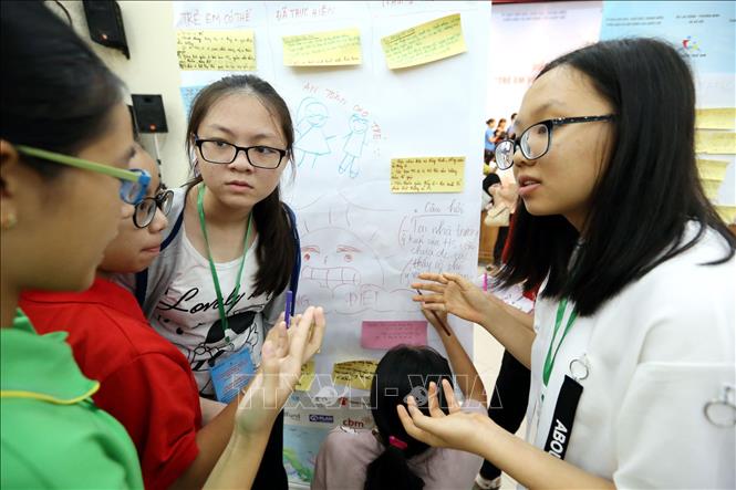 Trong ảnh: Trẻ em thảo luận và trình bày nội dung vấn đề được giao tại Diễn đàn Trẻ em quốc gia lần thứ 5 - năm 2017 với chủ đề “Trẻ em với vấn đề phòng, chống bạo lực, xâm hại trẻ em”. Ảnh: Anh Tuấn - TTXVN