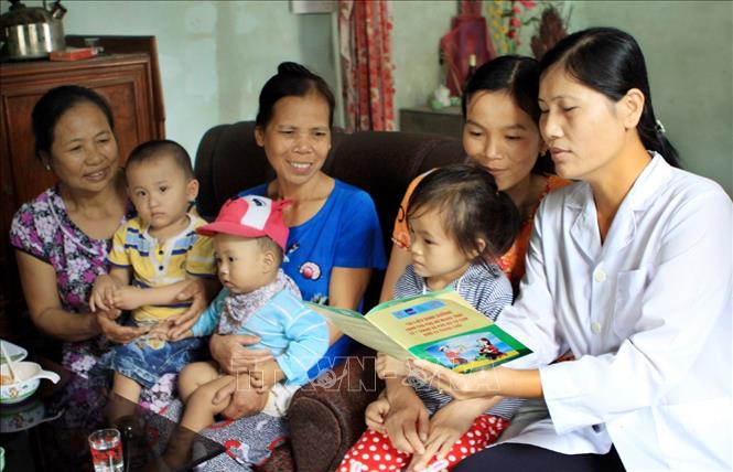 Trong ảnh: Tuyên truyền công tác chăm sóc bảo vệ trẻ em cho người dân xã Quảng Lưu, huyện Quảng Xương, tỉnh Thanh Hóa. Ảnh: Nguyễn Thủy - TTXVN