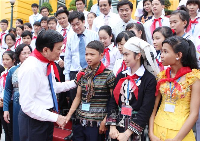 Trong ảnh: Nhân Tháng hành động vì trẻ em và ngày Quốc tế Thiếu nhi 1/6, chiều 31/5/2013, tại Phủ Chủ tịch, Chủ tịch nước Trương Tấn Sang gặp mặt thân mật các học sinh có hoàn cảnh đặc biệt khó khăn, vươn lên trong học tập trên phạm vi cả nước. Ảnh: Nguyễn Khang - TTXVN