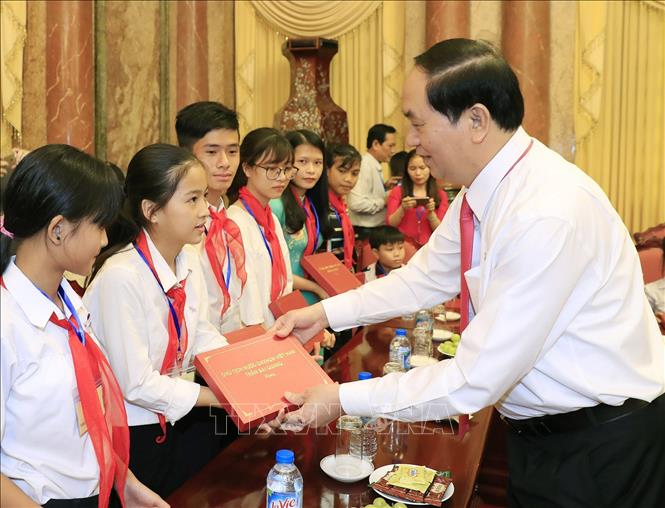 Trong ảnh: Chủ tịch nước Trần Đại Quang tặng quà cho trẻ em có hoàn cảnh đặc biệt khó khan nhân dịp Tết thiếu nhi 1/6/2017. Ảnh: Nhan Sáng-TTXVN