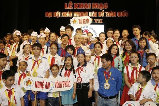 Trong ảnh: Chủ tịch Quốc hội Nguyễn Phú Trọng chụp ảnh chung với các thiếu nhi tiêu biểu dự Lễ khai mạc Đại hội Cháu ngoan Bác Hồ toàn quốc lần thứ VII, diễn ra tại Thủ đô Hà Nội, tối 18/7/2010. Ảnh: Trí Dũng - TTXVN