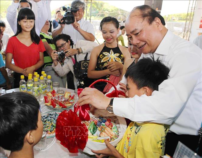 Trong ảnh: Phó Thủ tướng Nguyễn Xuân Phúc tặng quà cho trẻ em Làng SOS thành phố Đà Nẵng nhân dịp Tết thiếu nhi 1/6/2015. Ảnh: Trần Lê Lâm - TTXVN