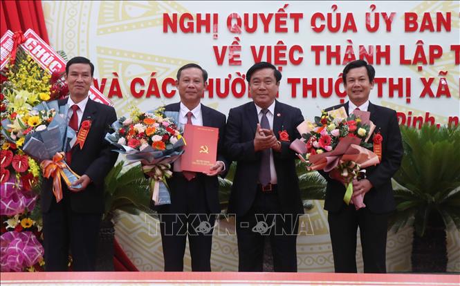 Trong ảnh: Bí thư Tỉnh ủy Bình Định Nguyễn Thanh Tùng (thứ 2 từ phải) trao quyết định của Tỉnh ủy Bình Định về việc thay đổi tên Đảng bộ huyện Hoài Nhơn thành Đảng bộ thị xã Hoài Nhơn cho thường trực Đảng bộ thị xã Hoài Nhơn. Ảnh: Phạm Kha – TTXVN.