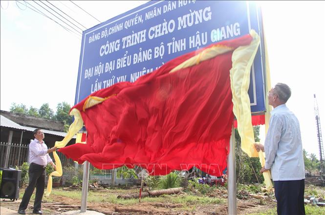 Trong ảnh: Lãnh đạo tỉnh Hậu Giang và nhà tài trợ thực hiện nghi thức khởi công công trình. Ảnh: Hồng Thái - TTXVN