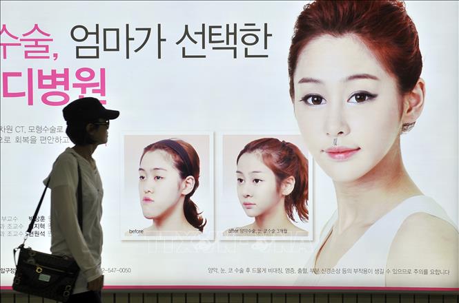 Trong ảnh: Biển quảng cáo phẫu thuật thẩm mỹ  tại Seoul, Hàn Quốc. Ảnh: AFP/ TTXVN