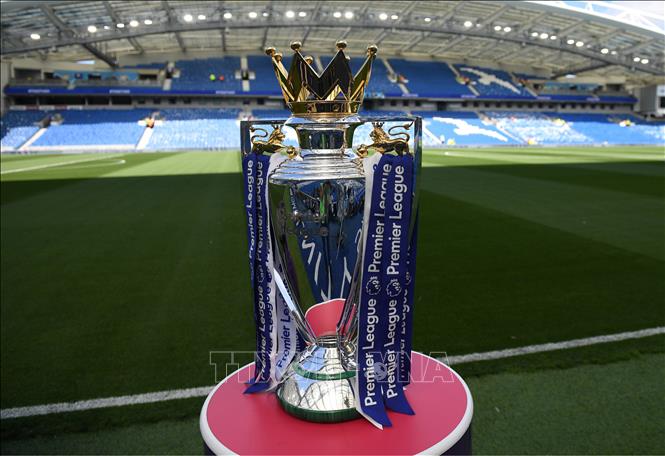 Trong ảnh (tư liệu): Cup giải ngoại hạng Anh được trưng bày trước trận chung kết giữa CLB Brighton&Hove Albion và Manchester City trên sân vận động ở Brighton, Anh, ngày 12/8/2017. Ảnh: AFP/TTXVN