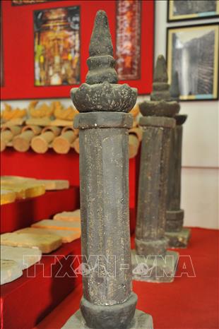 Trong ảnh: Những cột kinh Phật thời Đinh được trưng bày tại Bảo tàng tỉnh. Ảnh: Minh Đức - TTXVN
