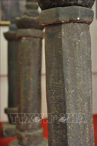 Trong ảnh: Những cột kinh Phật thời Đinh được trưng bày tại Bảo tàng tỉnh. Ảnh: Minh Đức - TTXVN
