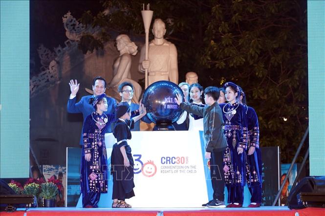 Trong ảnh: Phó Thủ tướng, Chủ tịch Ủy ban Quốc gia về trẻ em Vũ Đức Đam cùng các đại biểu thực hiện nghi thức phát động “Thắp sáng màu xanh vì quyền trẻ em” tại Lễ kỷ niệm 30 năm Công ước của Liên hợp quốc về Quyền trẻ em (16/11/2019). Ảnh: Anh Tuấn – TTXVN