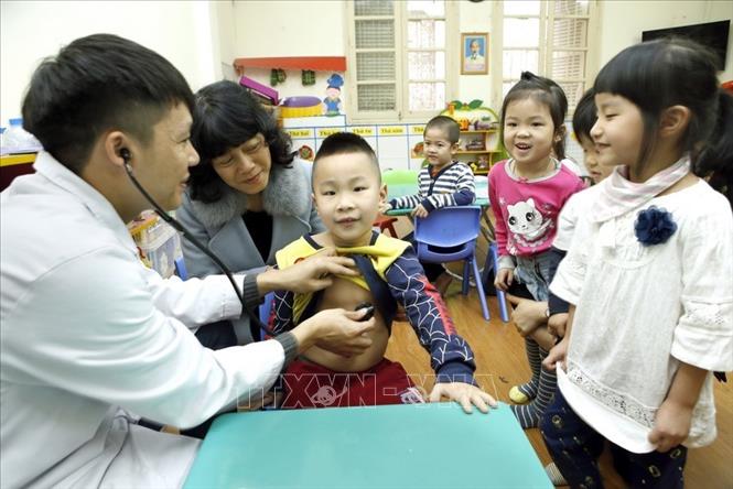 Trong ảnh: Trung tâm Dân số/kế hoạch hóa gia đình quận Hoàn Kiếm, Hà Nội phối hợp với ngành Y tế khám sàng lọc, đánh giá các chỉ số phát triển về thể chất, vận động, khiếm thính cho trẻ em tại một số trường mầm non, nhà trẻ tư thục trên địa bàn. Ảnh: Dương Ngọc – TTXVN