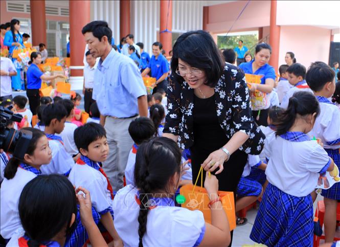 Trong ảnh: Phó Chủ tịch nước Đặng Thị Ngọc Thịnh tặng quà cho thiếu nhi xã Tân Hạnh, huyện Long Hồ, tỉnh Vĩnh Long (2019). Ảnh: Phạm Minh Tuấn-TTXVN