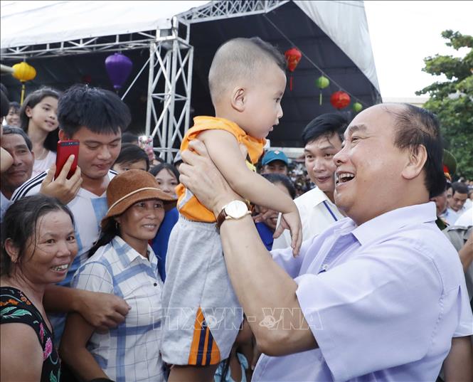 Trong ảnh: Thủ tướng Nguyễn Xuân Phúc với cho thiếu nhi xã Đại Minh, huyện Đại Lộc, tỉnh Quảng Nam nhân dịp Tết Trung thu năm 2019. Ảnh: Thống Nhất – TTXVN